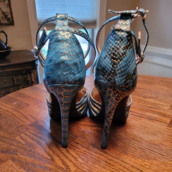 EUC Scene Teal blue heels with Gold accents size 8 - Picture 3 of 4